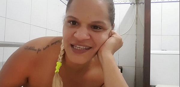  Esta camgirl achou meu watsap na net e esta oferecendo sua buceta e seu cuzinho para mim !!! Sera que eu devo comer 